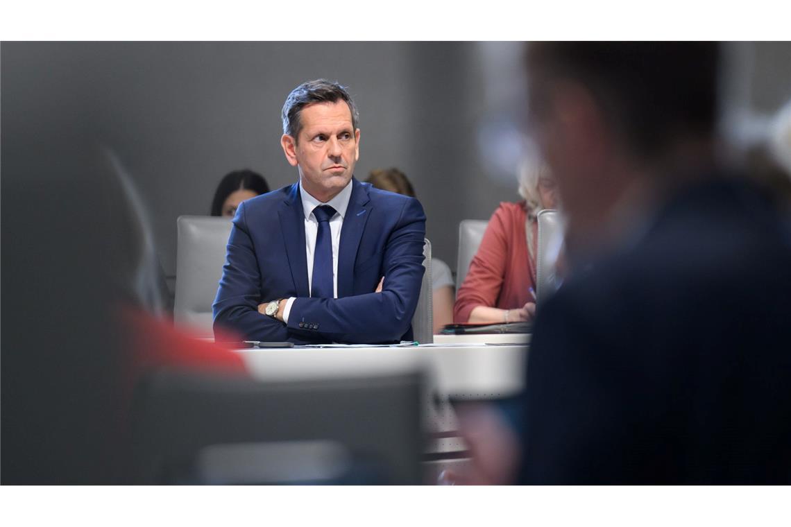 Olaf Lies sieht unter anderem gewaltverherrlichende Inhalte in den sozialen Medien als Gefahr für Kinder. (Archivbild)