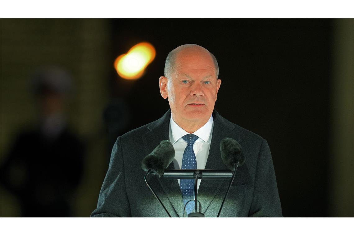 Scholz ruft zu Zusammenhalt unter Demokraten auf Olaf Scholz beim Zapfenstreich.