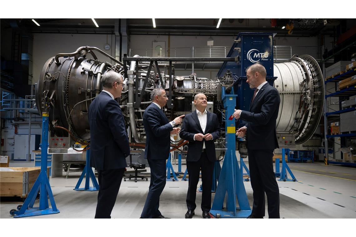 Bilder des Tages Olaf Scholz besucht MTU Maintenance in seinem Wahlkreis