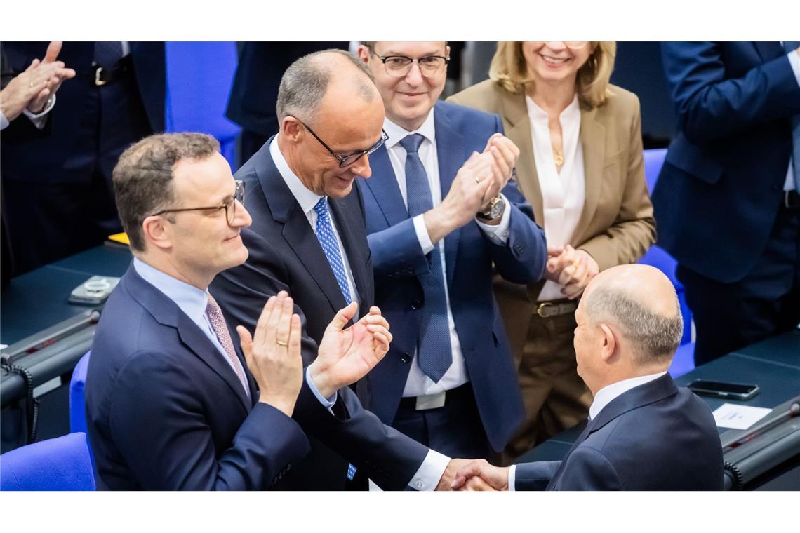 Merz ist zehnter Kanzler – Ernennung durch Steinmeier Olaf Scholz gratuliert seinem Nachfolger Friedrich Merz.