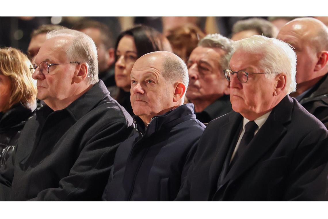 Scholz fordert nach Magdeburg mehr Kompetenzen für Behörden Olaf Scholz (Mitte) bei der Gedenkfeier für die Opfer des Anschlags in Magdeburg.