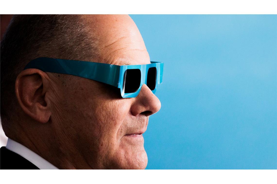 Bilder des Tages Olaf Scholz (SPD), geschäftsführender Bundeskanzler, trägt eine Silations-Brille bei der Präsentation eines Beitrages für MINT-Berufe an einem Stand im Rahmen der Auftaktveranstaltung zum Girls' Day im Kanzleramt.