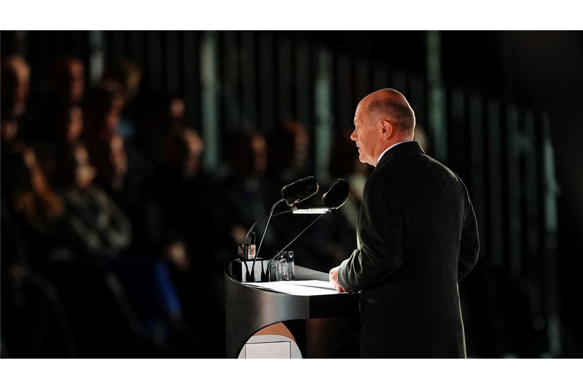 "Respect" zum Abschied: Zapfenstreich für Scholz Olaf Scholz verabschiedete sich mit einem Appell.