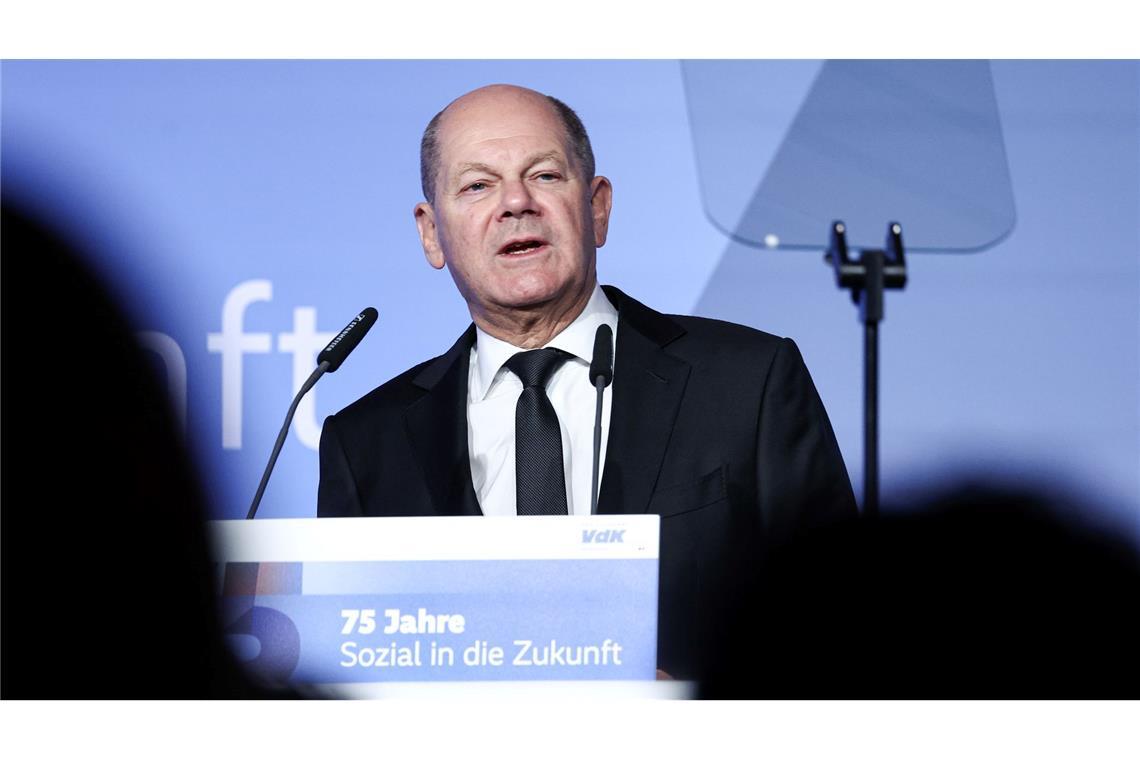 Merz versichert: Keine Zusammenarbeit mit AfD Olaf Scholz verspricht, gegen Sozialabbau einzutreten.