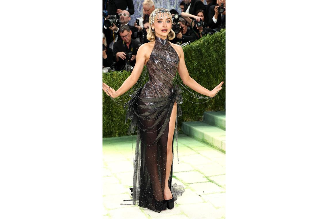 „Old Hollywood“ beschwörte die Sängerin Sabrina Carpenter herauf. Wortwörtlich: Ihr Kleid wurde bei Dior aus alten Filmstreifen zusammengenäht.