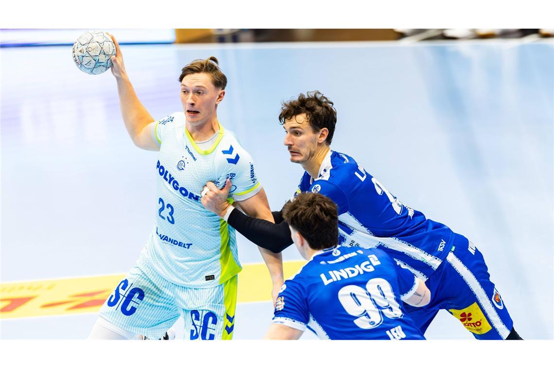 Ole Pregler (li.) vom VfL Gummersbach ist in der neuen Saison für Frisch Auf Göppingen am Ball.