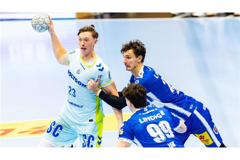 Ole Pregler (li.) vom VfL Gummersbach ist in der neuen Saison für Frisch Auf Göppingen am Ball.