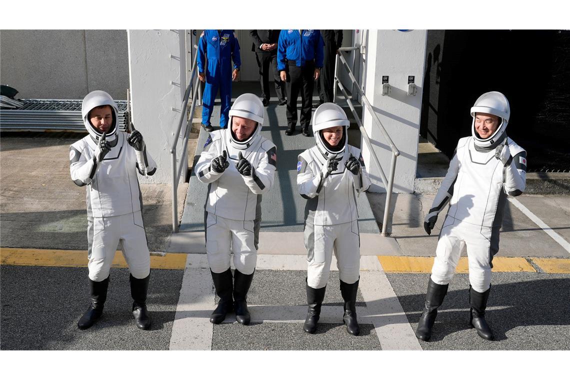Vier Raumfahrer auf der ISS eingetroffen Oleg Platono aus Russland (l-r), Mike Fincke, Zena Cardman, beide aus den USA, und Kimiya Yui aus Japan vor dem Abflug. Sie sollen mehrere Monate auf der ISS arbeiten.