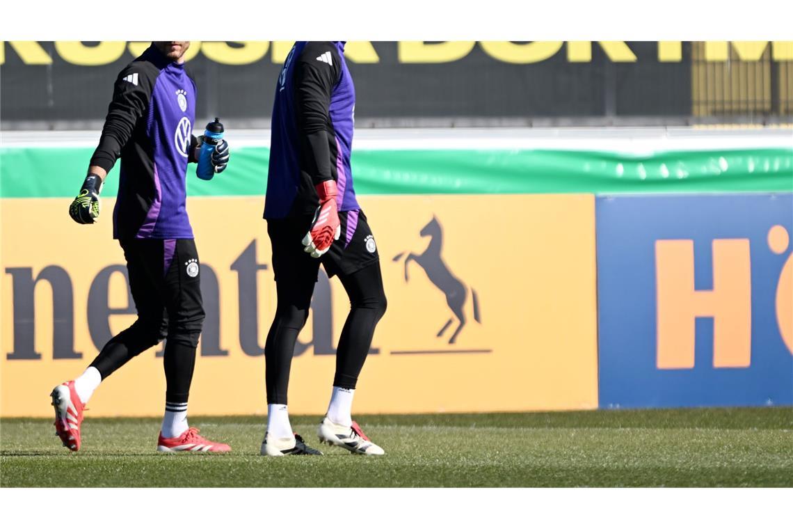 Erstes Training mit allen Spielern und einem Torwart-Duell Oliver Baumann (l) und Alexander Nübel beim Training. Wer steht gegen Italien im Tor?