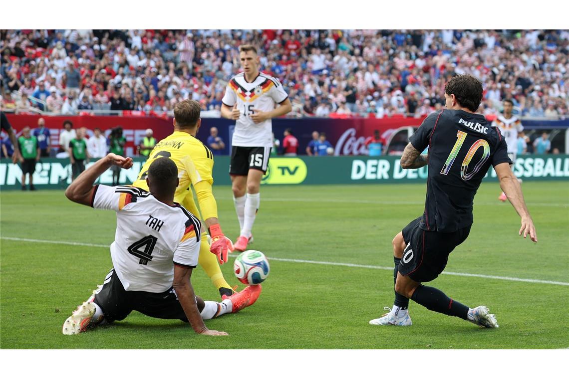 Oliver Baumann wehrt einen Schuss von Christian Pulisic (r) ab. Links Jonathan Tah.