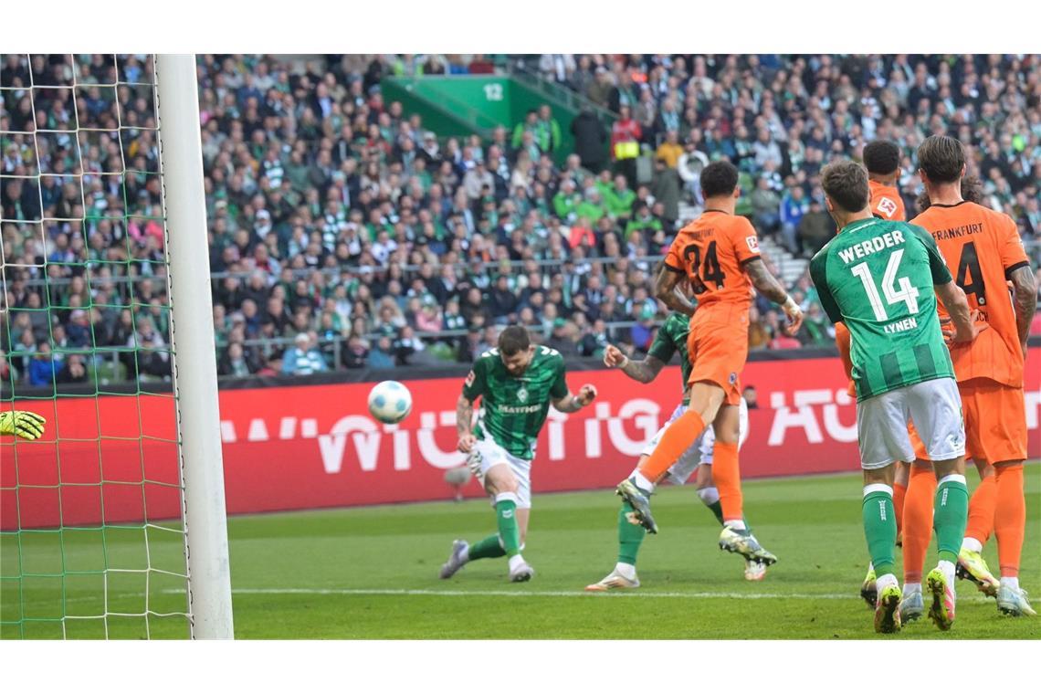 Werder Bremen besiegt Eintracht Frankfurt Oliver Burke brachte die Grün-Weißen per Kopf in Führung.