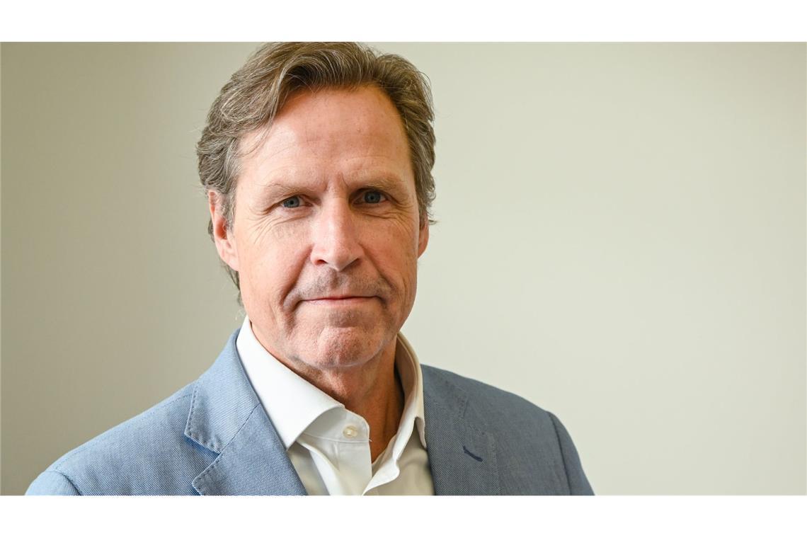 Oliver Hans, Vorstandsvorsitzender der Caritas Stiftung Stuttgart, in seinem Büro in Stuttgart (Archivfoto).