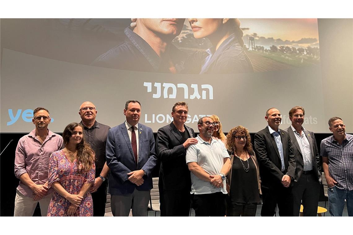 "The German": Masucci drehte während des Kriegs in Israel Oliver Masucci (5.v.l.) lernte für die Serie Hebräisch.
