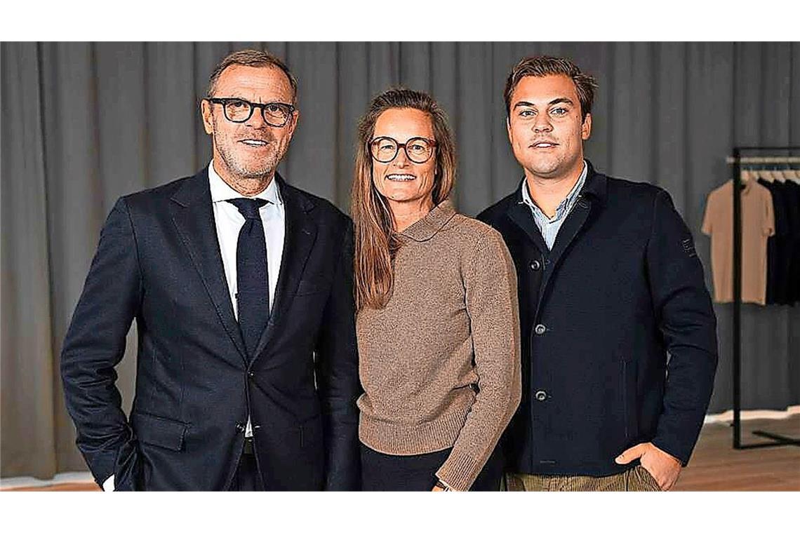 „Vielleicht wird mein Sohn Louis mein Nachfolger“ Olymp-Chef Mark Bezner (links) mit seinem ältesten Sohn Louis Bezner. Dieser übernahm vor kurzem von Katja Beibl (Mitte) den Chefposten der Olymp-Tochter Maerz Muenchen.