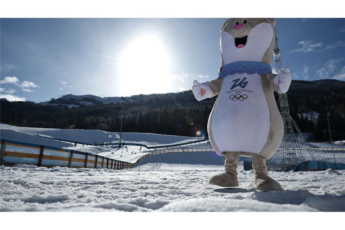 Olympia-Maskottchen Tina präsentiert sich im Langlaufstadion von Val di Fiemme