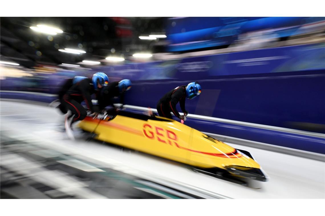 Olympia, Olympische Winterspiele Mailand Cortina 2026, Bob, Viererbob, Männer, Training im Cortina Sliding Centre, Johannes Lochner (Deutschland) und sein Team starten zum Trainingslauf.