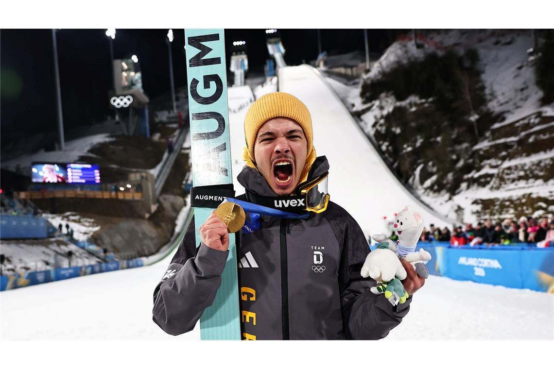 Olympiasieger Philipp Raimund jubelt mit seiner Goldmedaille über den ersten Platz bei den Olympischen Winterspielen Mailand Cortina 2026.