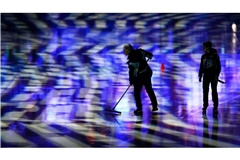 Olympische Winterspiele 2026 - die Eisfläche wird für den Massenstart der Eisschnelllaufrennen vorbereitet.