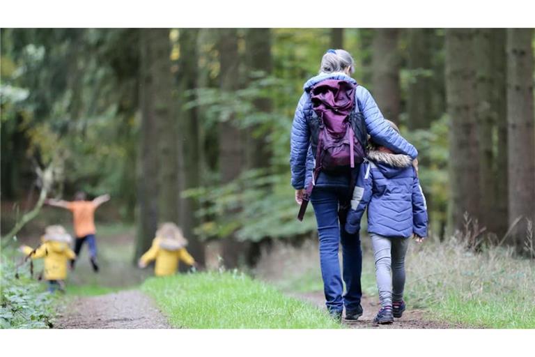 Oma mit Enkelkind auf Tour: Wir haben ein paar Tipps gesammelt für besondere Ausflüge in den Herbstferien in Baden-Württemberg.