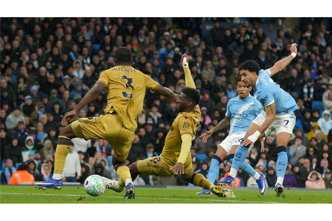 Omar Marmoush (r) von Manchester City erzielt das 2:0.