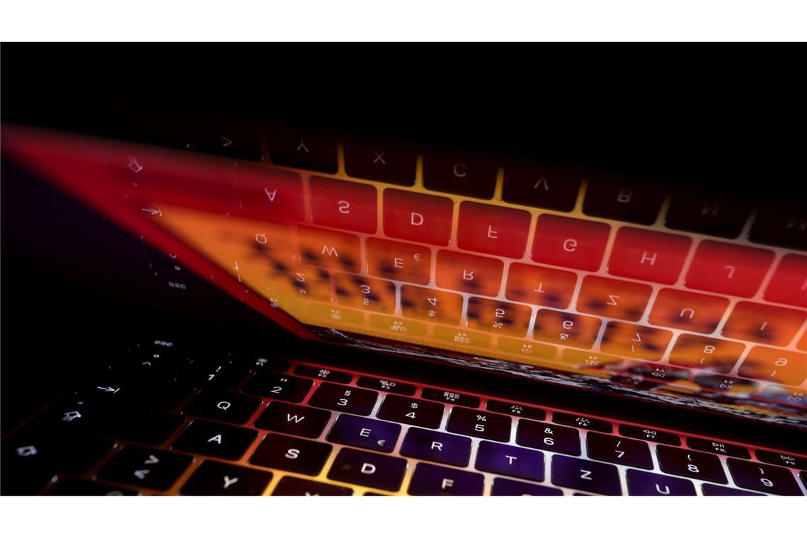 Mann verliert mehr als 30.000 Euro durch Fake-App Online-Betrüger haben den Mann um mehr als 30.000 Euro gebracht. (Symbolbild)