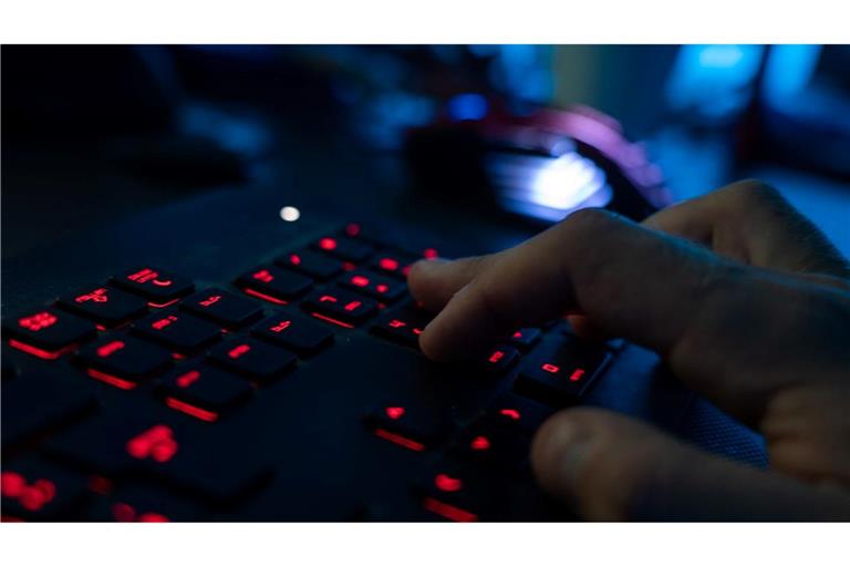 Online-Kriminelle setzten den KI-Chatbot Claude bereits mehrfach für verschiedene Attacken ein, berichtete die Entwicklerfirma Anthropic. (Symbolbild)