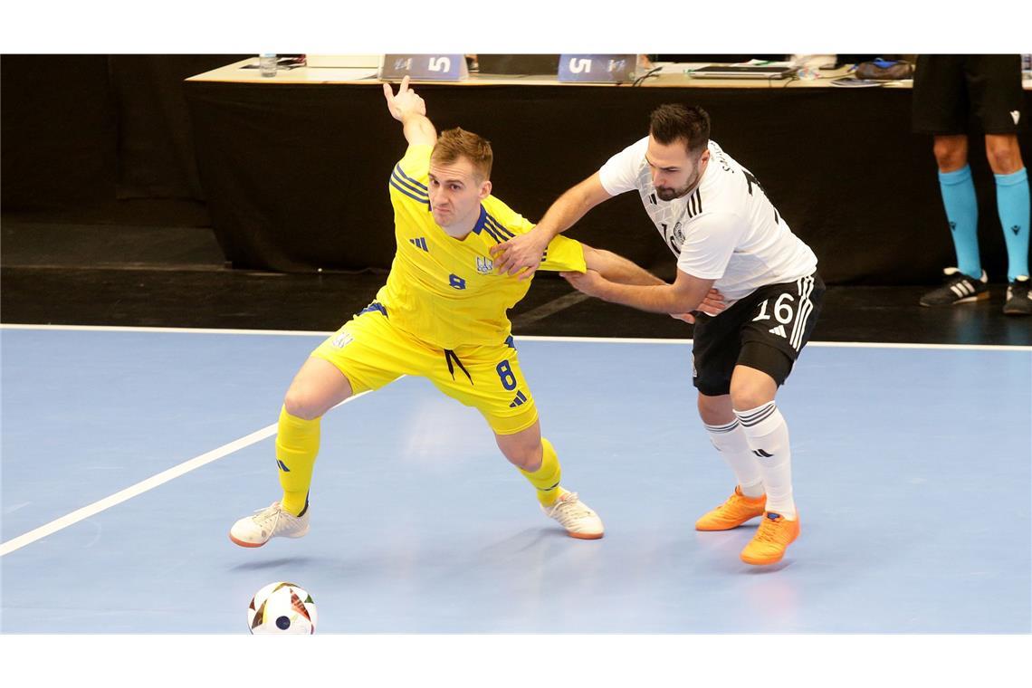 Futsal-Fans feiern deutsches Team trotz Niederlage gegen Ukraine Onur Saglam (re.) versucht Ihor Cherniavskyi zu stoppen.
