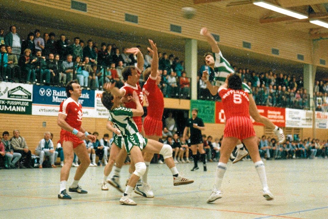 Einmal gewinnen und auf Losglück hoffen Oppenweilers Gemeindehalle war schon mehrfach Schauplatz von DHB-Pokalspielen. Auch in der Saison 1986/1987, als Zweitligist VfL Heppenheim (rote Trikots) für Wolfgang Schwenger (beim Wurf) und Co. ein zu hohes Hindernis war. Das 17:18 in Runde zwei bedeutete für den TVO das Aus. Foto: TVO-Archiv