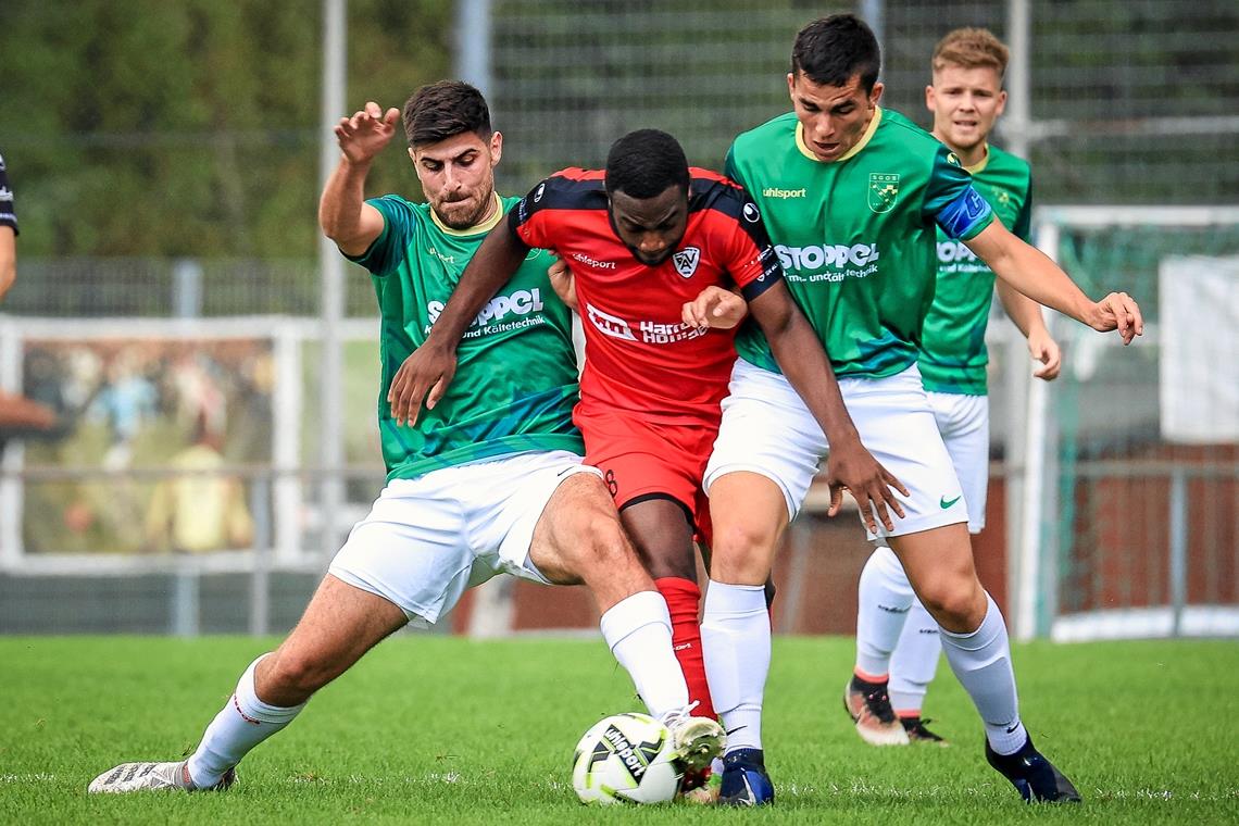 Oppenweilers Louis Piscopo (links) und Jonas Wieland (rechts) kämpfen wie Allmersbachs Roland Teiko um den Ligaverbleib. Foto: Alexander Becher