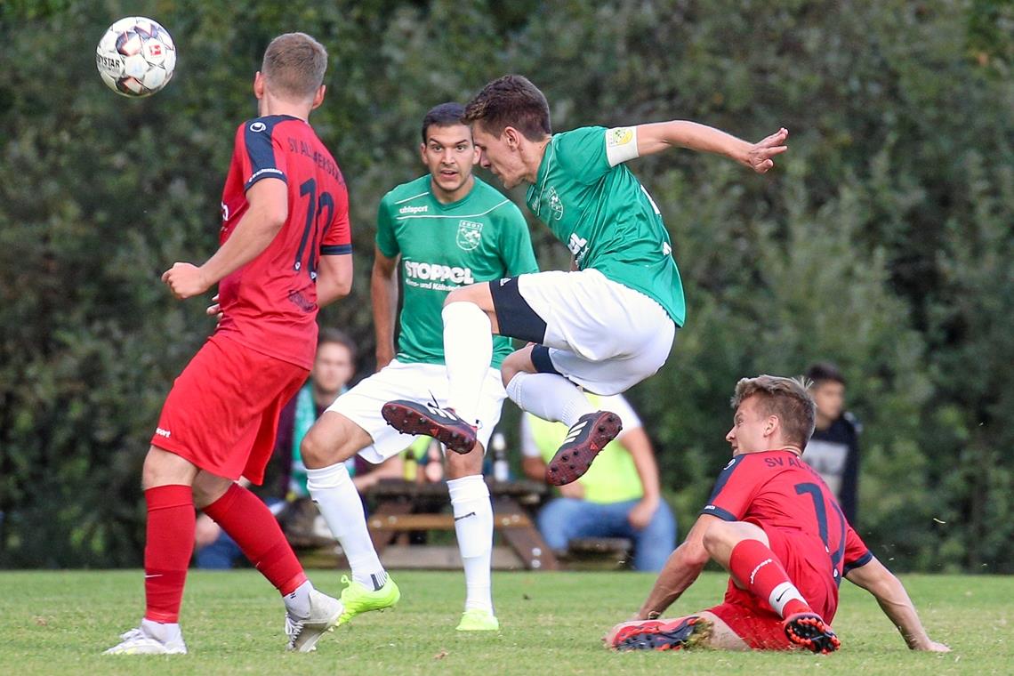 Teams der Fußball-Landesliga mit neuem Schwung Oppenweilers Marcel Friz (Zweiter von rechts) und Allmersbachs Nick Rühle (rechts) streben den Ligaverbleib an. Foto: Alexander Becher