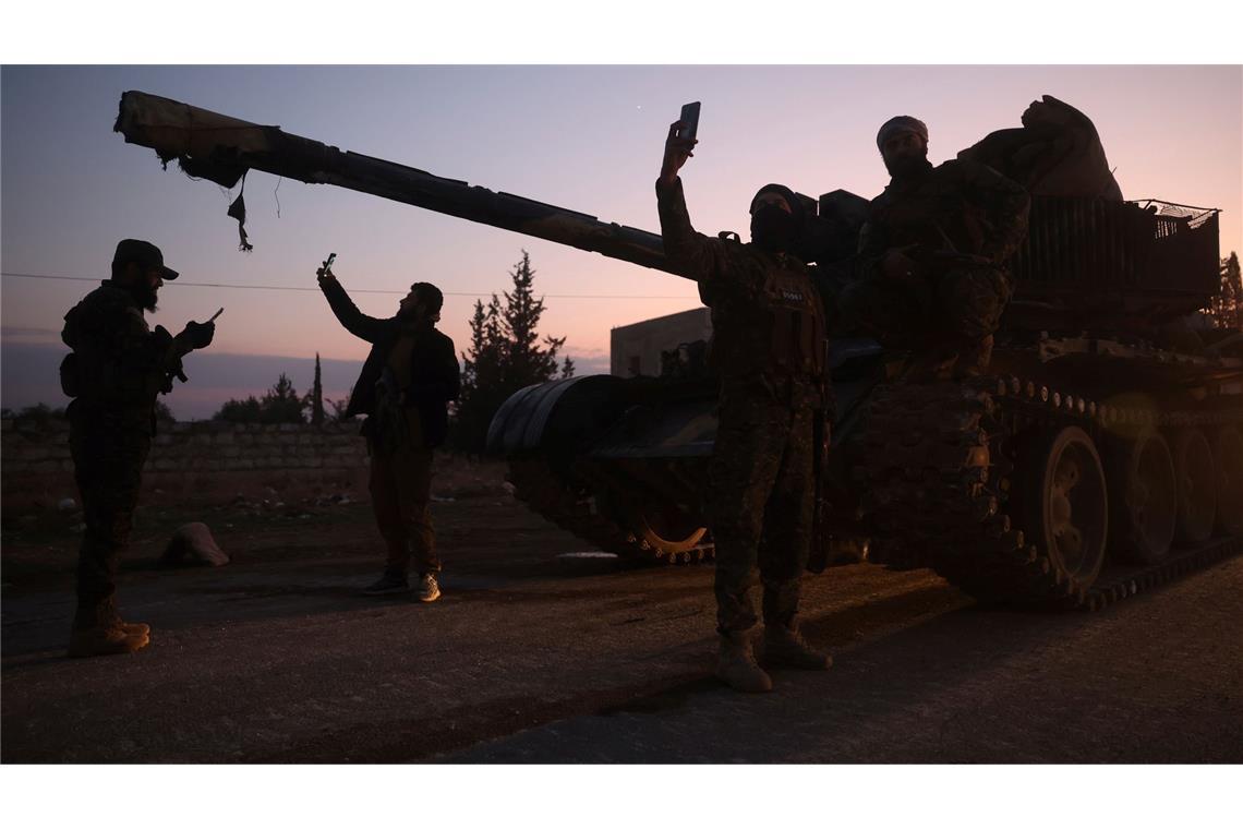 Bilder des Tages Oppositionskräfte übernehmen die Kontrolle über Gebiete außerhalb von Aleppo.