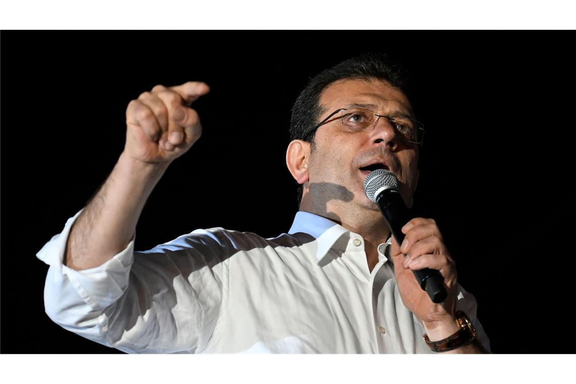 Erdogan-Rivale muss in U-Haft – mehr Proteste erwartet Oppositionspolitiker Ekrem Imamoglu bei einer Rede.