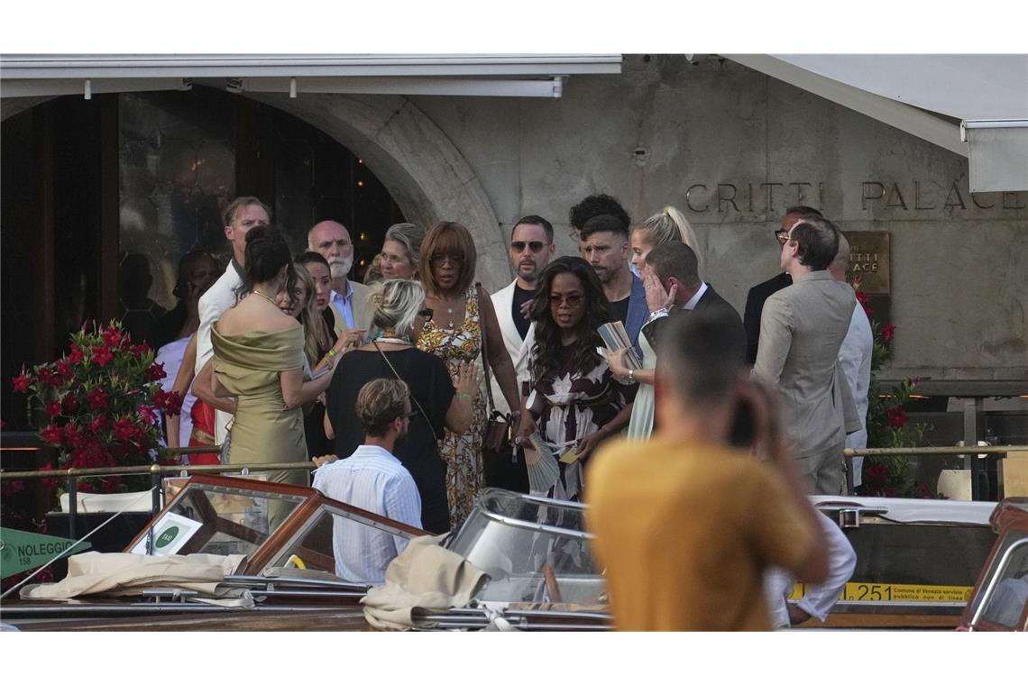 Diese Promis feiern auf der Bezos-Hochzeit Oprah Winfrey (Mitte, rechts) und Gayle King (Mitte, links) verlassen ein Hotel auf dem Weg zum Hochzeitsempfang von Jeff Bezos und Lauren Sanchez.