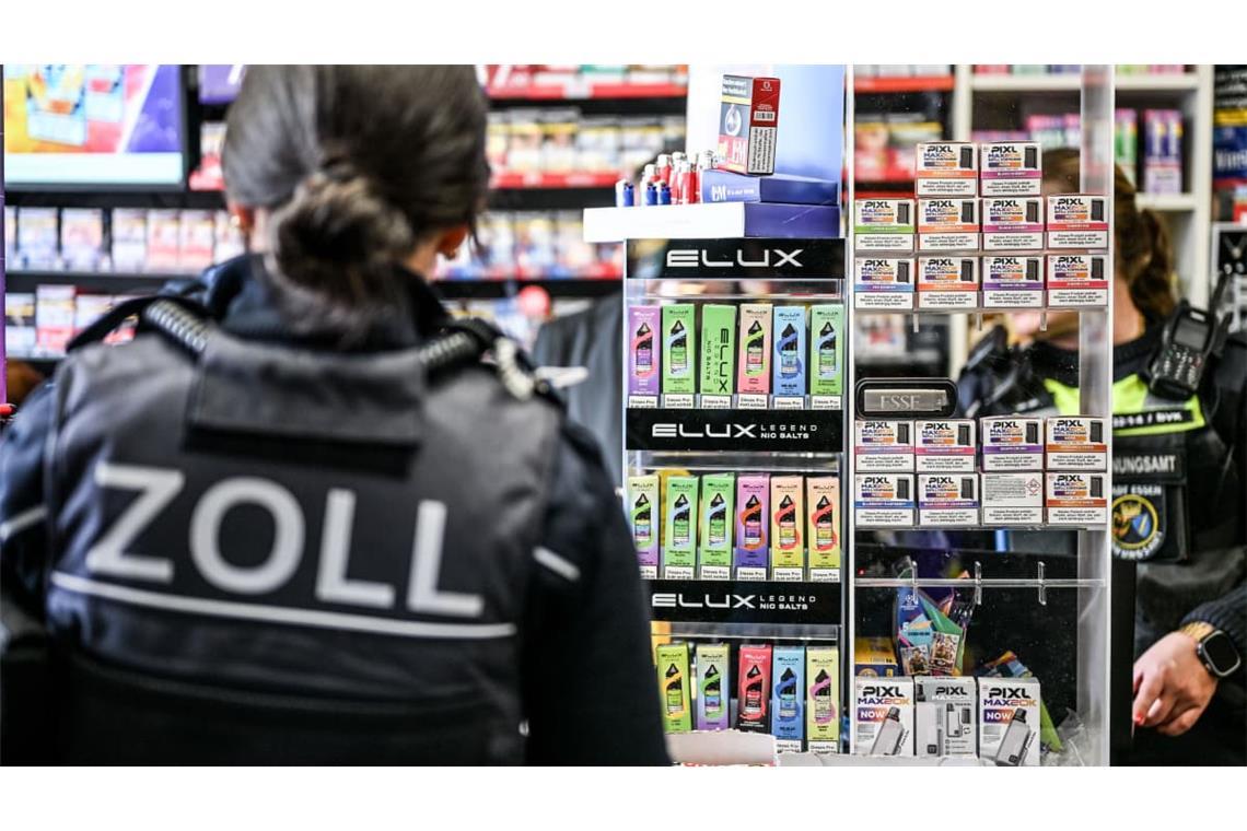 Ordnungsamt und Zoll durchsuchen am 14. Oktober 2026 bei einer Razzia verschiedene Kioske im Stadtgebiet von Essen in NRW.