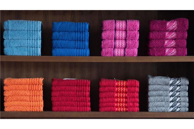 Ordnungszwänge drehen sich oft um Symmetrie und Perfektion: Betroffene verspüren enorme innere Anspannung oder befürchten sogar ein Unglück, sollten etwa Handtücher nicht perfekt gefaltet sein.