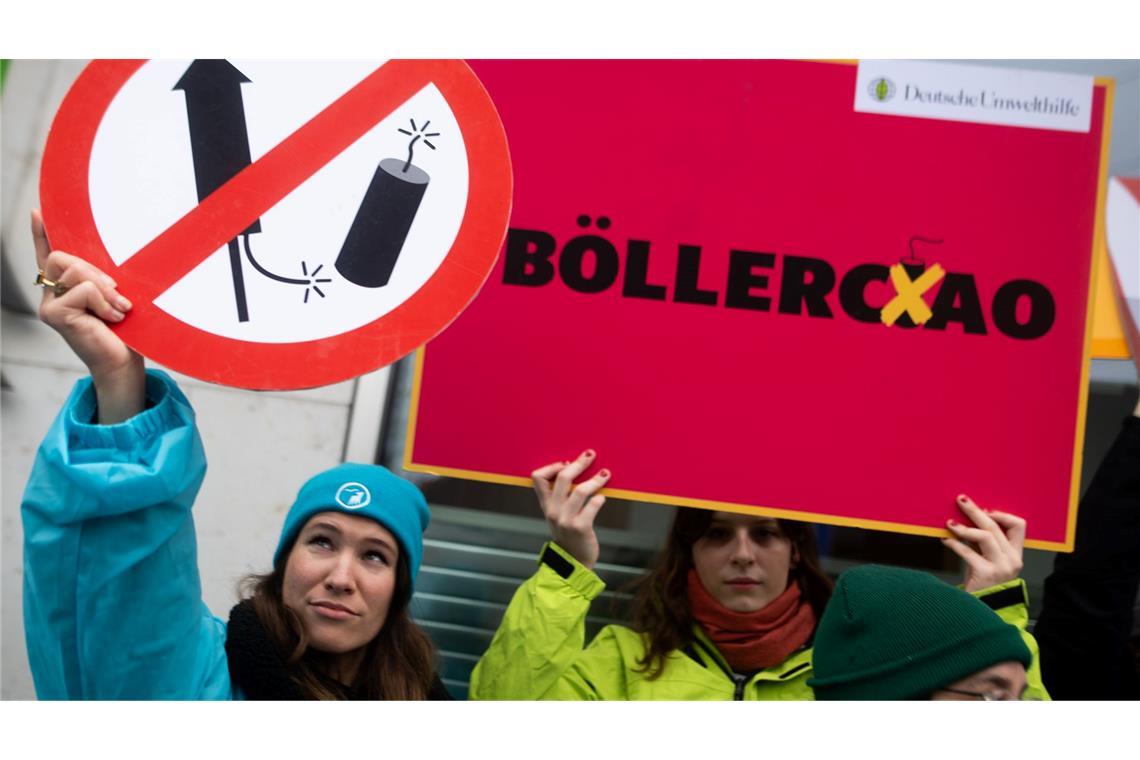Organisationen wie die Deutsche Umwelthilfe und die Berliner Gewerkschaft der Polizei (GdP) fordern ein Böllerverbot für den Privatgebrauch. (Archivbild)