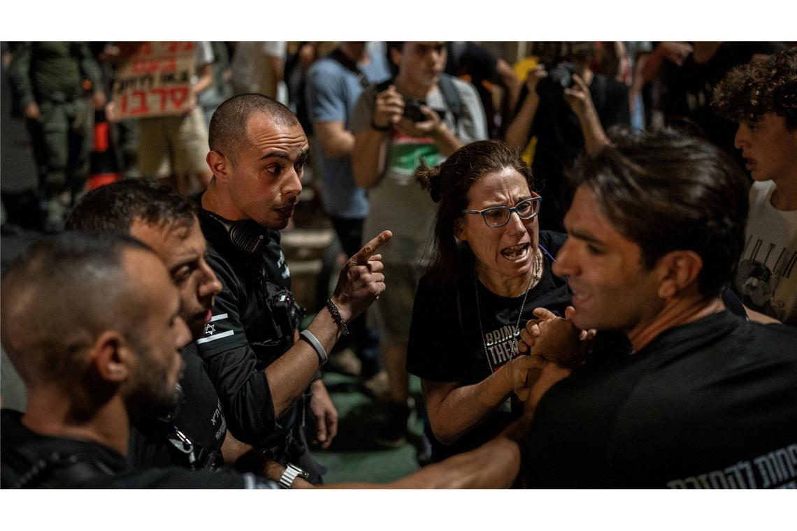 Großdemonstration in Israel für Geisel-Befreiung Organisatoren der Proteste in Israel werfen Ministerpräsident Netanjahu vor, den Krieg aus politischen Gründen zu verlängern.