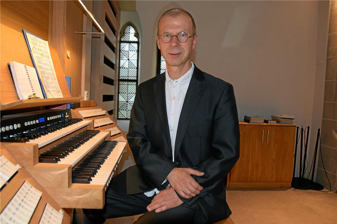 Organist Joachim Thoms möchte die Menschen im Sinne der Musik abholen, beispielsweise auch mit Melodien, die sie kennen. Foto: Elisabeth Klaper