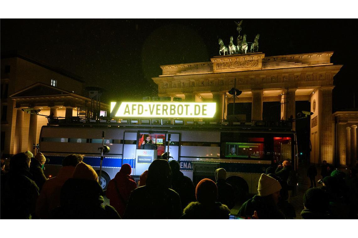 Bilder des Tages Orkan Özdemir (SPD), Mitglied im Berliner Abgeordnetenhaus, spricht aus einem umgebauten Bus mit dem Namen "Adenauer SRP+" bei einer Protestaktion vom "Zentrum für politische Schönheit" (ZPS) vor dem Brandenburger Tor in Berlin-Mitte.