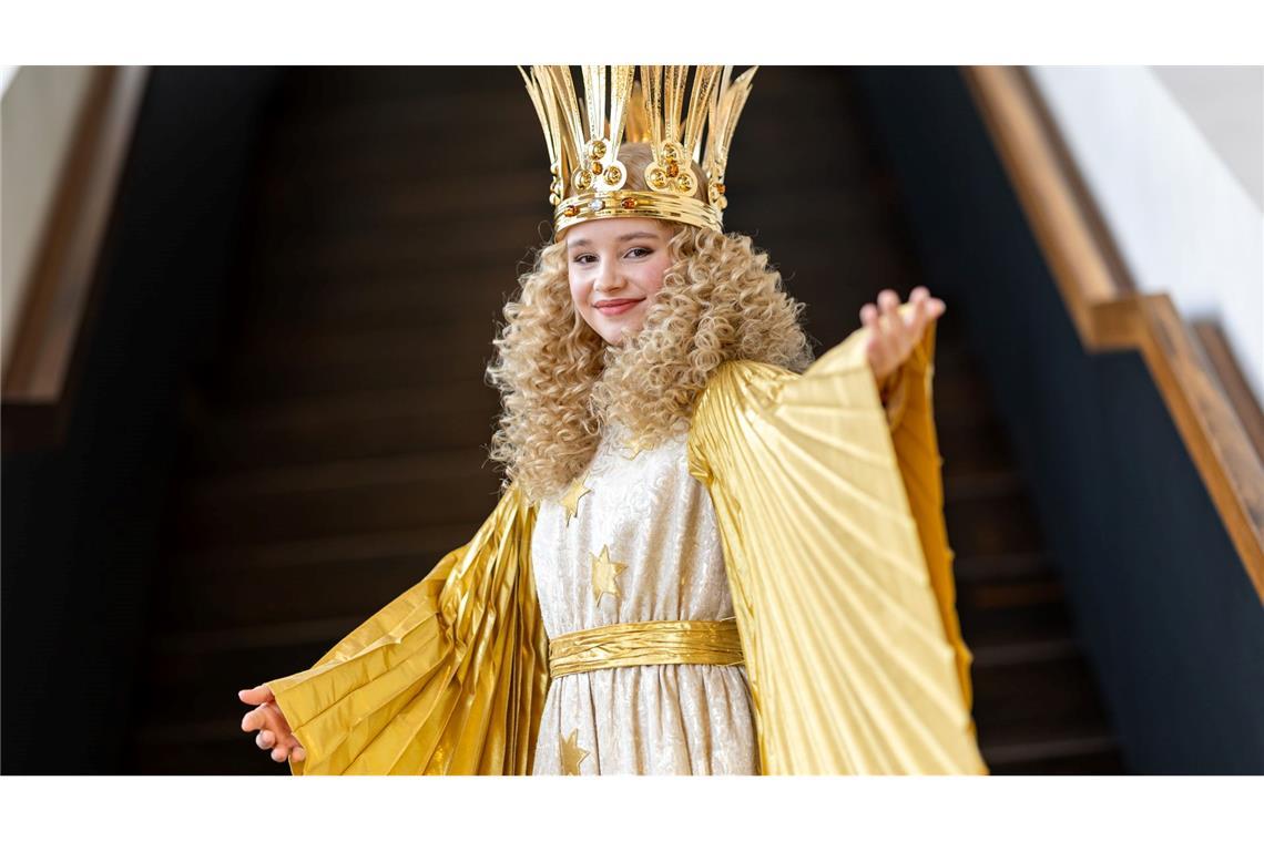 Ornat für neues Nürnberger Christkind: Nora Falk bei der Anprobe