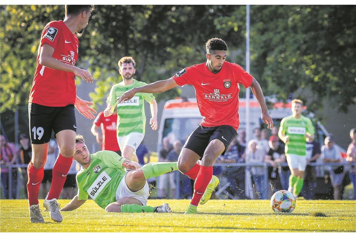 Orrin McKinze Gaines (rotes Trikot, rechts) ließ im Testspiel gegen den Regionalligisten Balingen seine Gegner drei, vier Mal alt aussehen. Foto: A. Becher