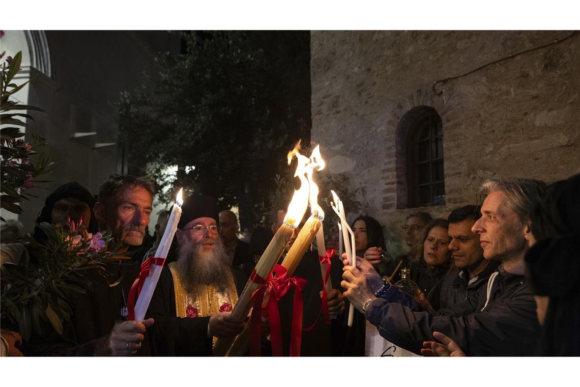 Feiern alle Christen Ostern gleich? Orthodoxe Christen geben in Athen das Osterfeuer weiter. Der Brauch zählt zu den Höhepunkten ihres Osterfests und wird in der Nacht von Karsamstag auf Ostersonntag gefeiert.