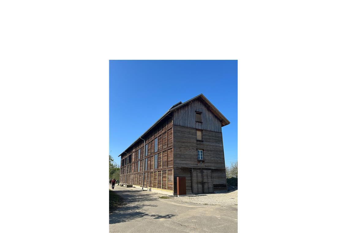 Einst Tabakscheune, bald Wohnpalast auf dem Lande Ortstermin in Neuried-Schutterzell (Ortenaukreis). Dort wird gerade an einem von bisher neun vom Land Baden-Württemberg geförderten Leuchtturmprojekten gearbeitet – dem Tabakschopf. Bei dem Tabakschopf aus dem 19. Jahrhundert handelt es sich um einen langgestreckten Holzbau mit Satteldach und aufsitzender Lüftungslaterne. Er gehört zu einem der wenigen überlieferten und charakteristischen Zeugnisse des Tabakanbaus der Rheinebene. Nach langem Leerstand . . .