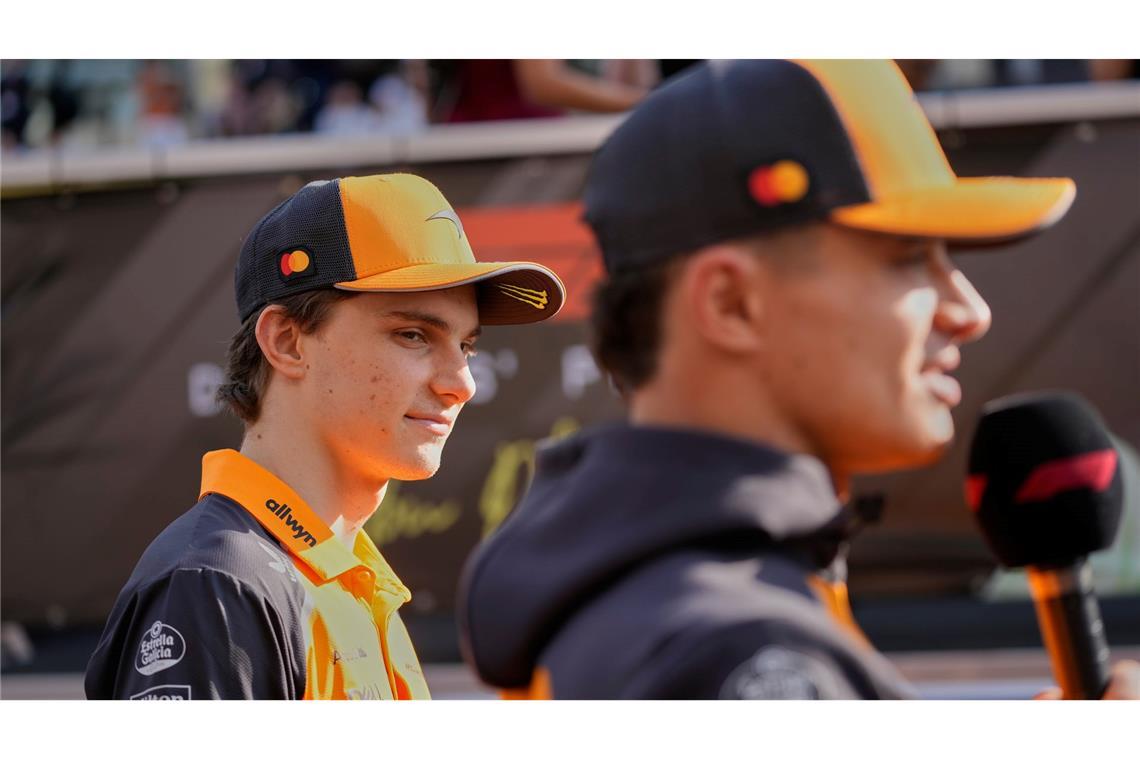 Oscar Piastri (l.) wird den Teamkollegen und Weltmeister Lando Norris 2026 schlagen wollen.