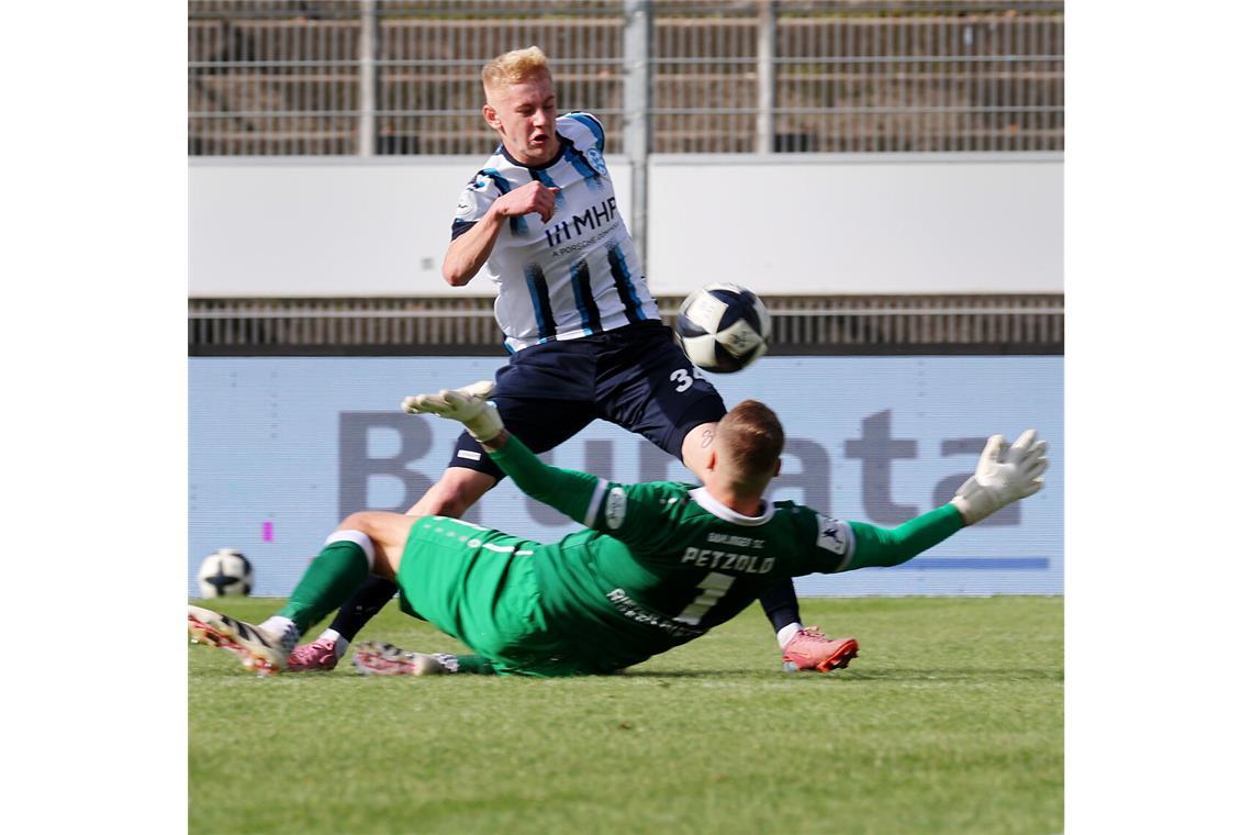 Oskar Hencke und die Stuttgarter Kickers müssen in Balingen nachlegen.