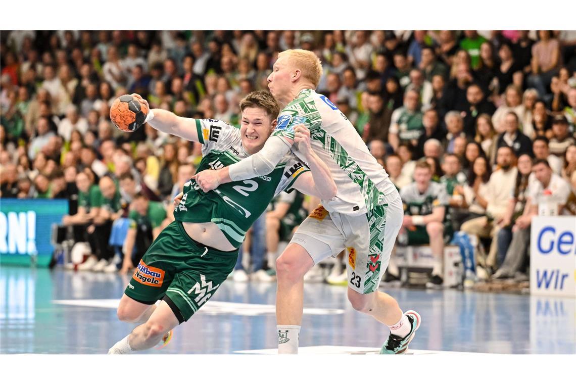 Oskar Neudeck geht dynamisch in den Zweikampf mit Magdeburgs Magnus Saugstrup.