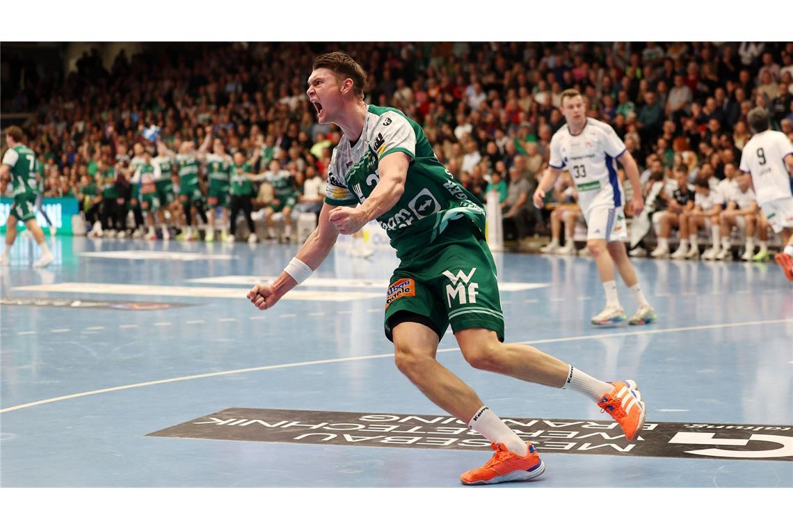 Oskar Sunnefeld bejubelt eines seiner acht Tore für Frisch Auf gegen den HSV Hamburg.