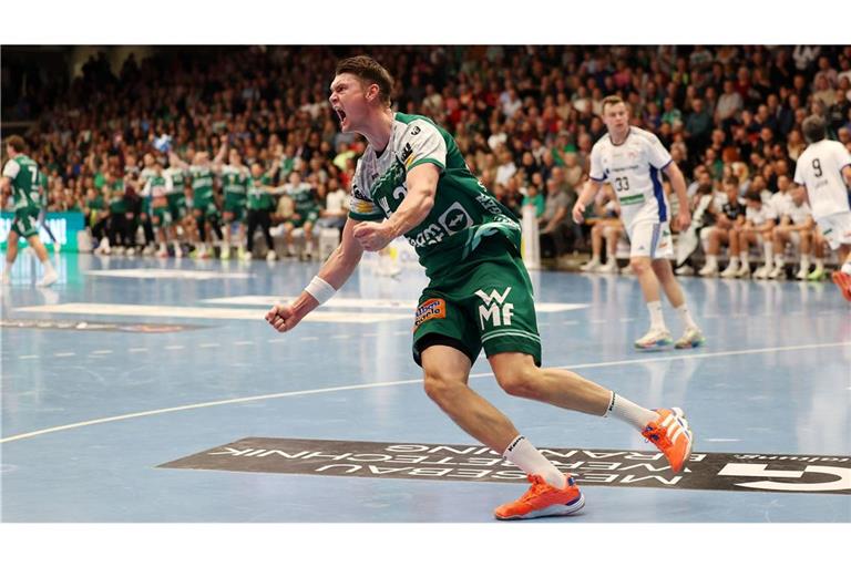 Oskar Sunnefeld bejubelt eines seiner acht Tore für Frisch Auf gegen den HSV Hamburg.