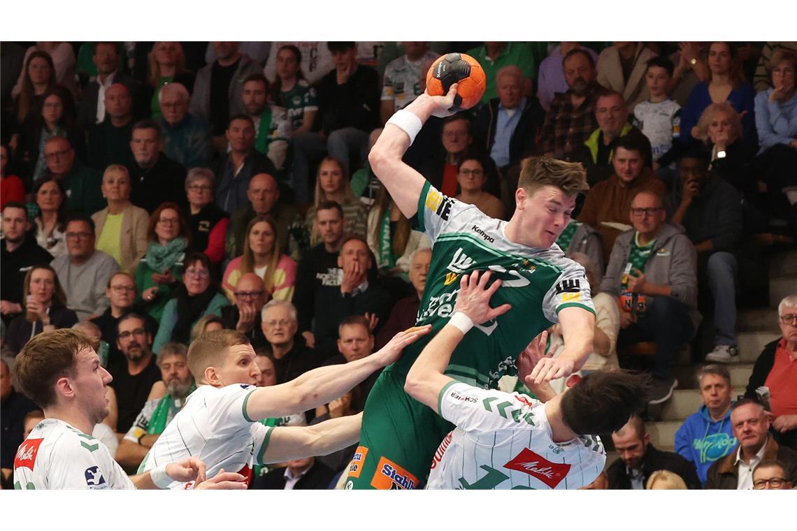 Oskar Sunnefeldt setzt sich aus dem Rückraum durch.