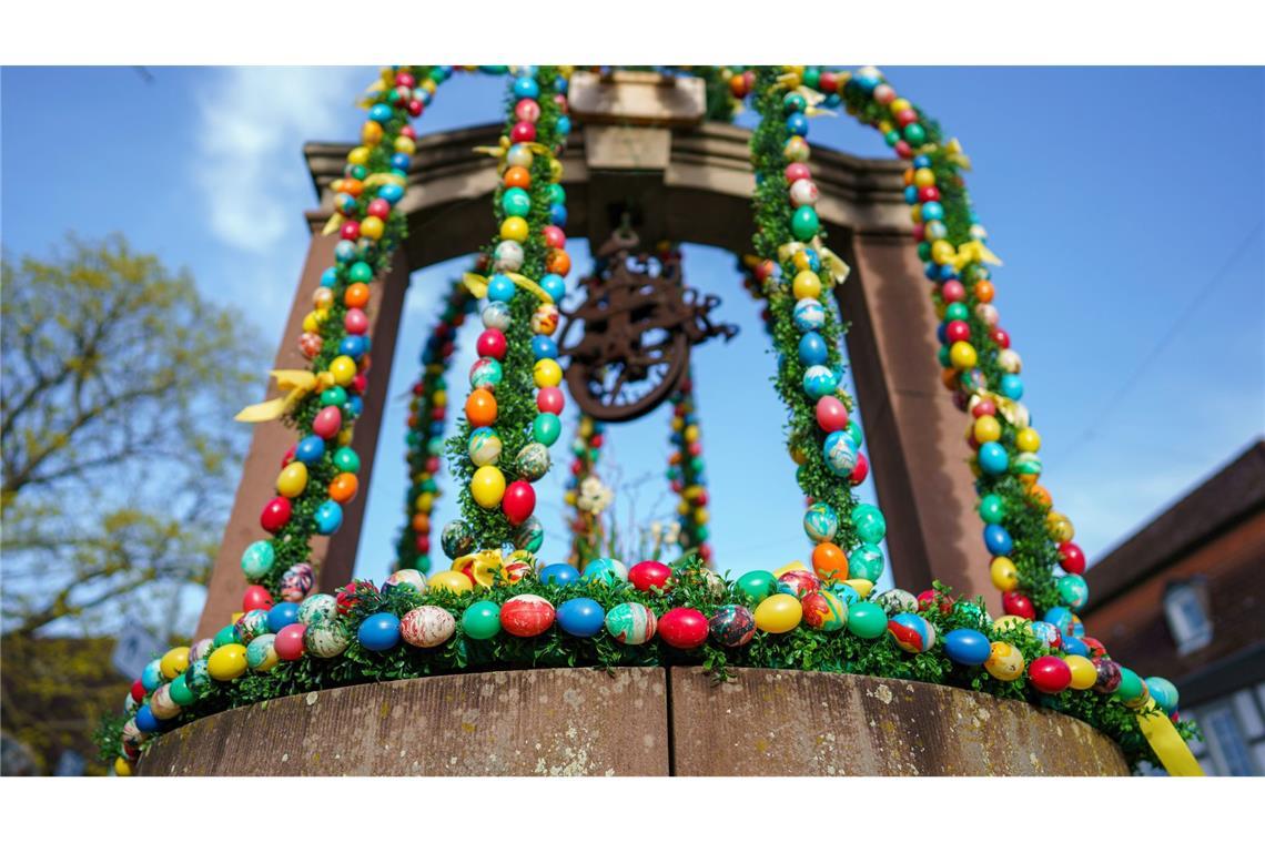 Karsamstag - zwischen Konsum und Grabesruhe Osterbrunnen gehören in einigen Regionen Bayerns zu den Bräuchen rund ums Fest. (Archivbild)